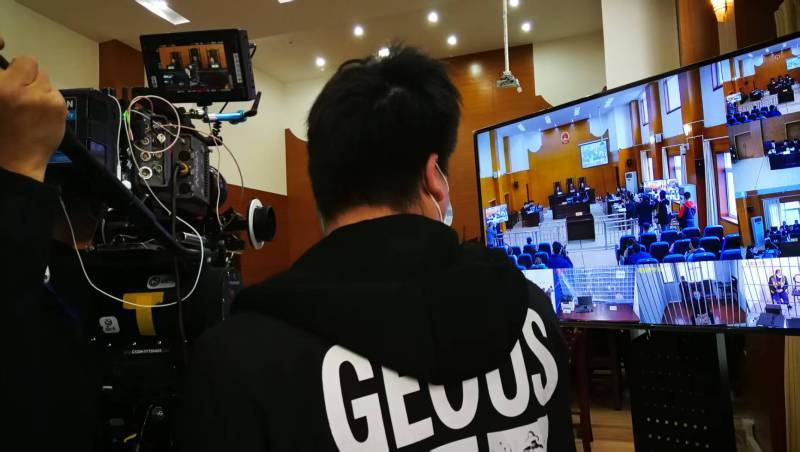 AI生成VS人工创意——涪城区广告片拍摄公司的技术浪漫主义实践